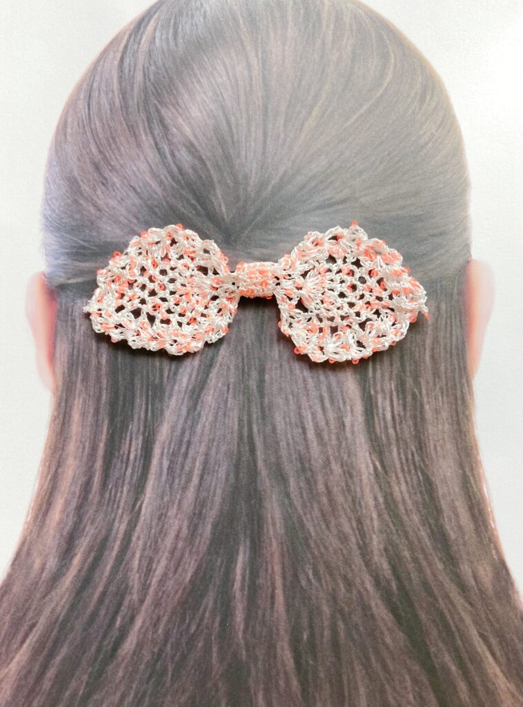 レース編みリボンシュシュ　 ヘアゴム　ヘアアクセ　おしゃれな北欧風　サーモンピンク