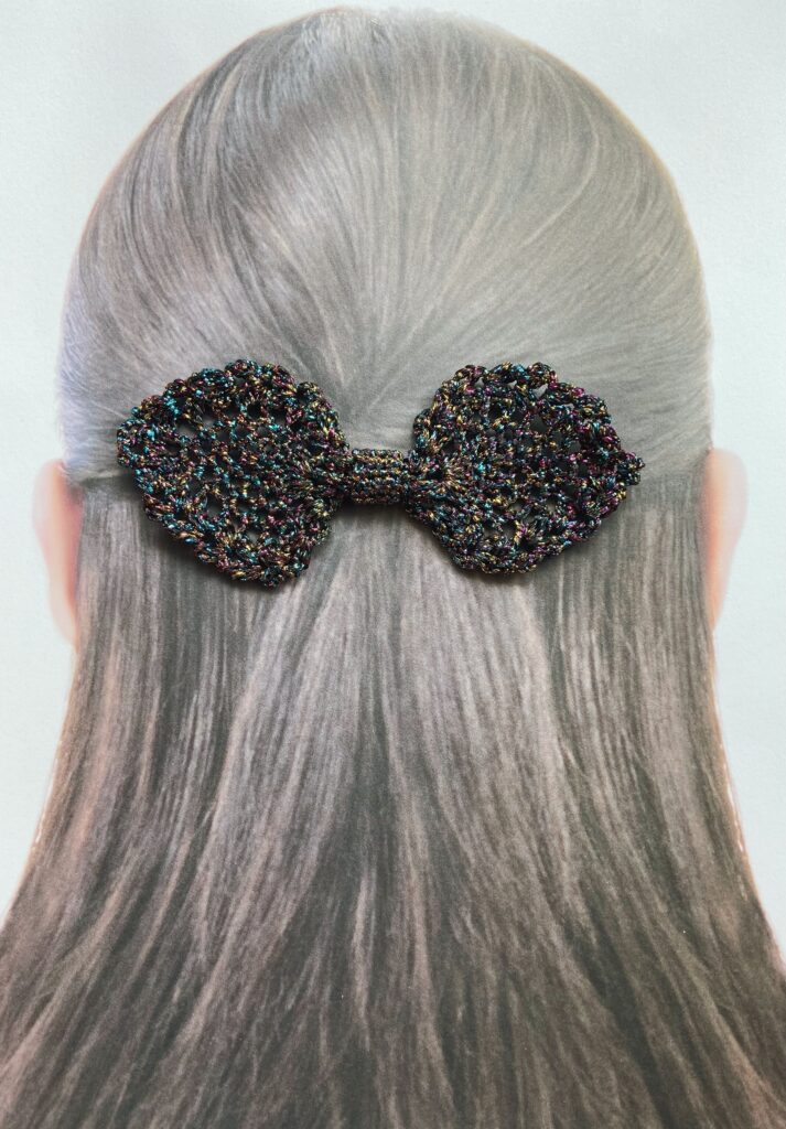 レース編みリボンシュシュ ヘアゴム ヘアアクセ おしゃれな北欧風 七色に輝くの黒色