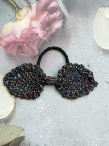 レース編みリボンシュシュ　 ヘアゴム　ヘアアクセ　おしゃれな北欧風　七色に輝くの黒色