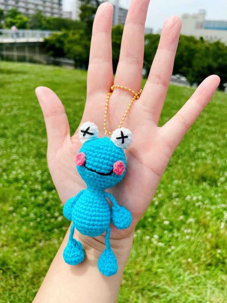 雨の日／梅雨　編みぐるみ蛙A・ミニケロ人形　福かえるストラップ　縁起物　飾り物　(受注制作)