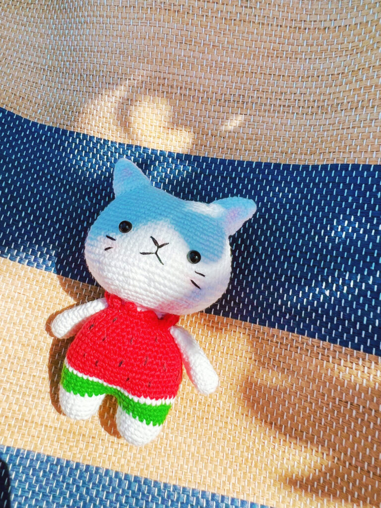 かわいいスイカニャンコ　ネコちゃん編みぐるみ　癒し系　楽しい夏スイカ変装　ストラップ/バッグチャーム/置物(受注制作)