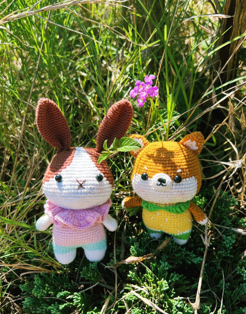 かわいいモモウサギ　兎編みぐるみ　癒し系　楽しい夏モモ変装　ストラップ/バッグチャーム/置物