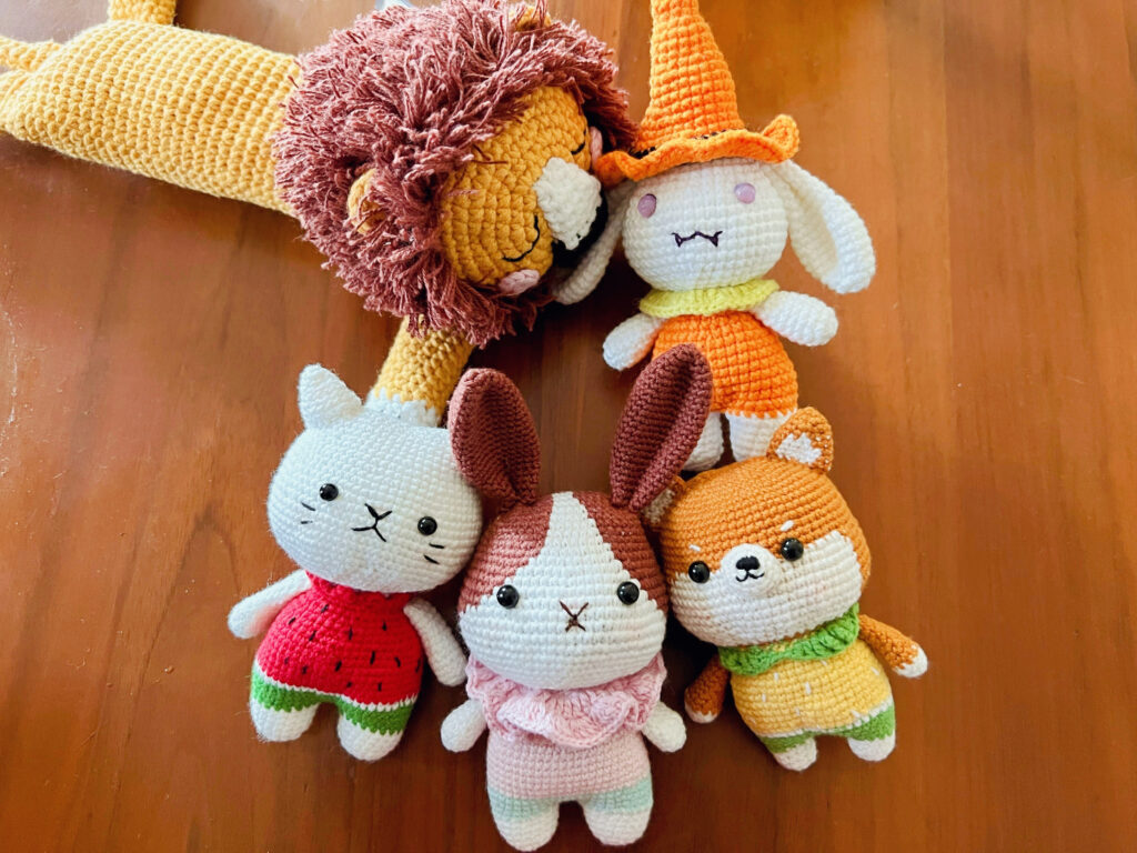 かわいいモモウサギ　兎編みぐるみ　癒し系　楽しい夏モモ変装　ストラップ/バッグチャーム/置物
