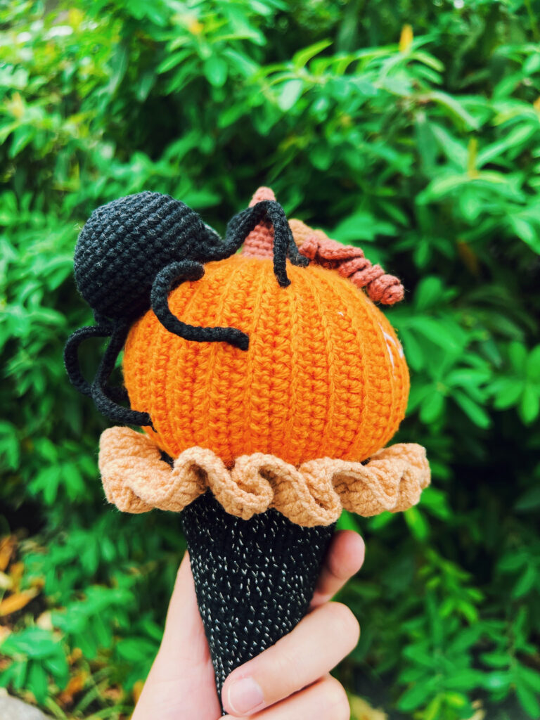 かぼちゃソフトクリーム　編みぐるみ　秋　ハロウィン　飾り　かぎ編み　撮影小物　置物　
