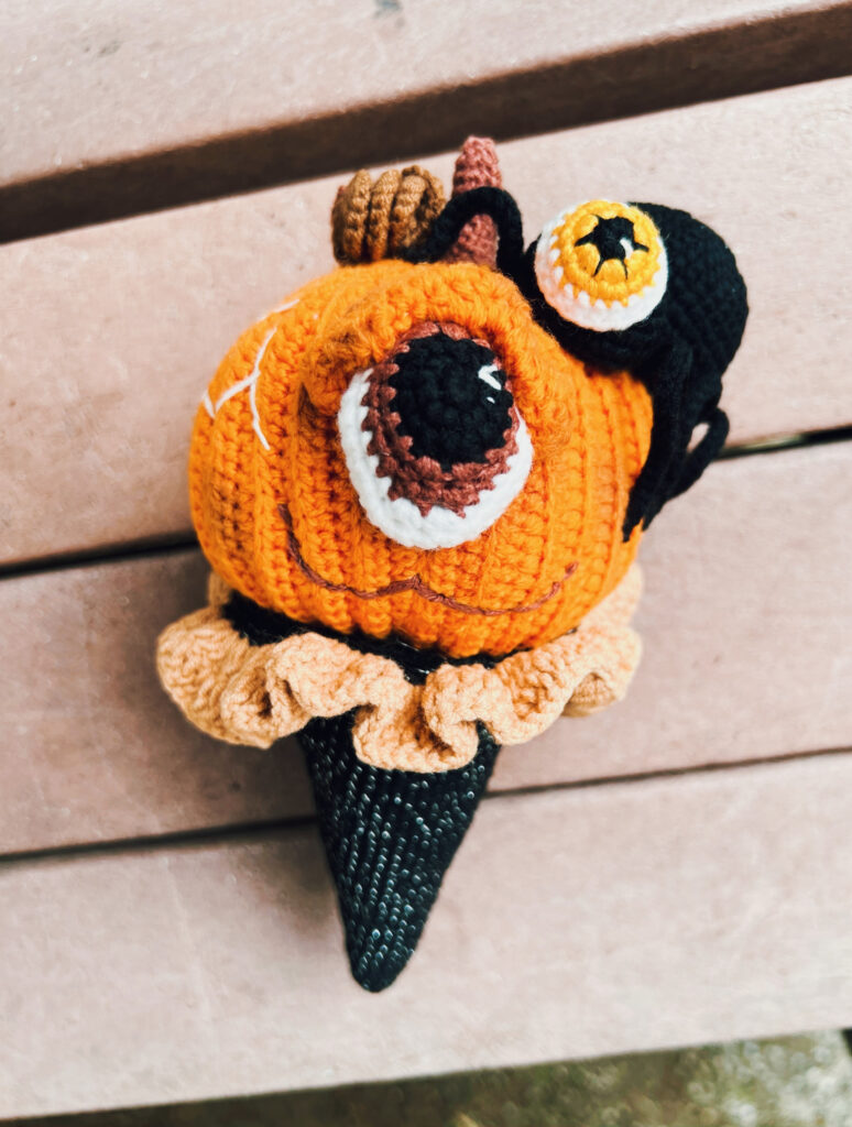 かぼちゃソフトクリーム　編みぐるみ　秋　ハロウィン　飾り　かぎ編み　撮影小物　置物　