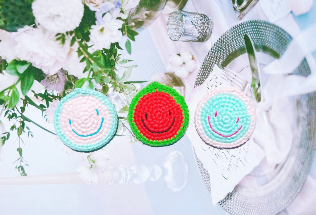 AirTagカバー/エアタグケース　AirTag保護用ケース　スマイルマーク　ブローチ/ストラップ/ヘアクリップ
