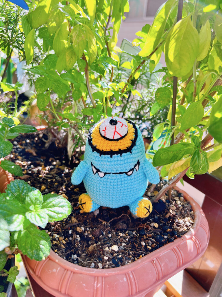 一つ目モンスター　編みぐるみ　秋　ハロウィン　飾り　かぎ編み　撮影小物　置物