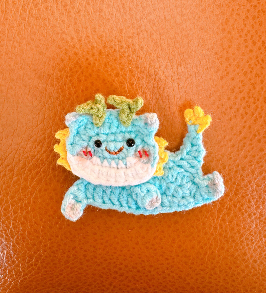 2024 干支・辰(龍/竜) かわいい福龍編みヘアクリップ　子供 ブローチ　新年　元旦　正月飾り　ドラゴン　縁起物