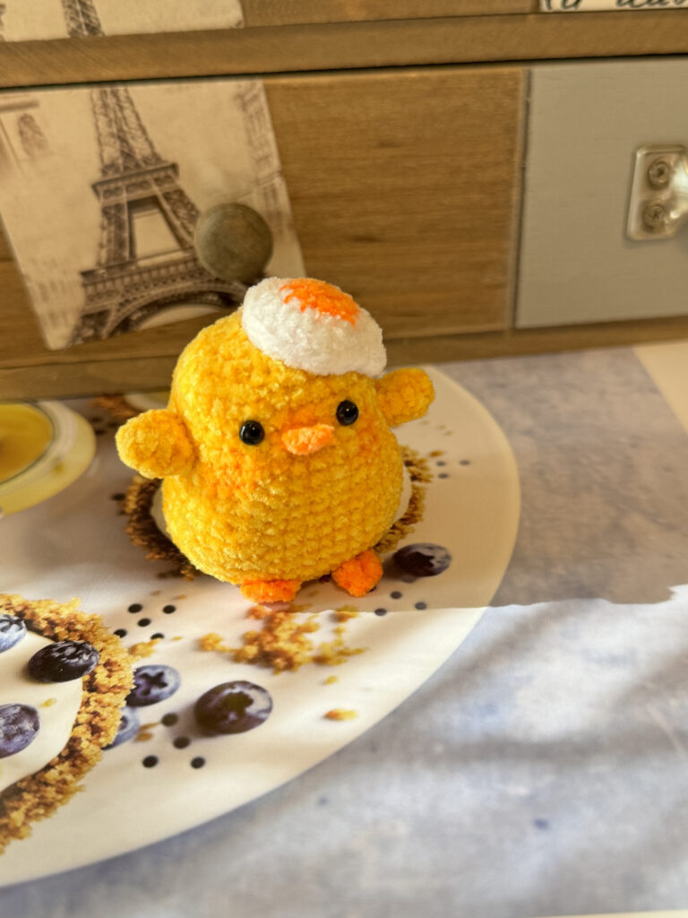 桃尻ヒヨコ　アヒル　目玉焼き帽子付き　編みぐるみ　癒し系　かわいい　心温まる ストラップ/バッグチャーム/置物