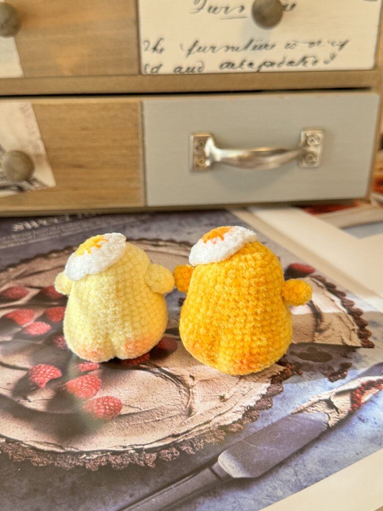 桃尻ヒヨコ　アヒル　目玉焼き帽子付き　編みぐるみ　癒し系　かわいい　心温まる ストラップ/バッグチャーム/置物