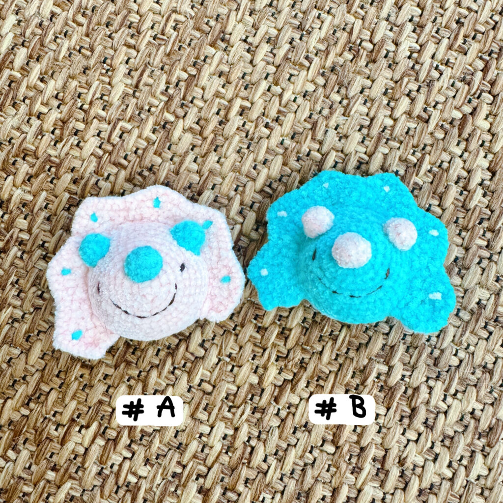 にっこりトリケラトプス/三角竜の手編み ブローチ/ストラップ(2色)|恐竜好きにおすすめ!