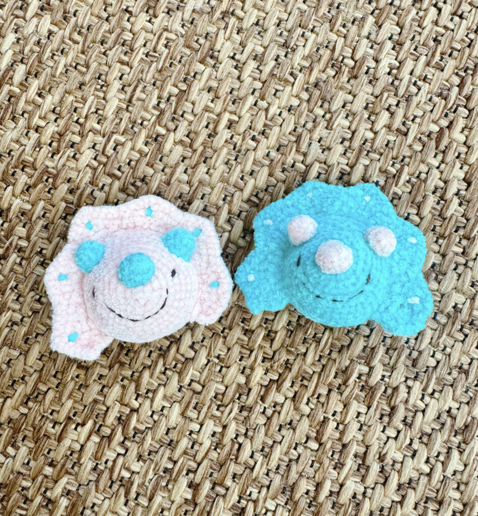 にっこりトリケラトプス/三角竜の手編み ブローチ/ストラップ(2色)|恐竜好きにおすすめ!