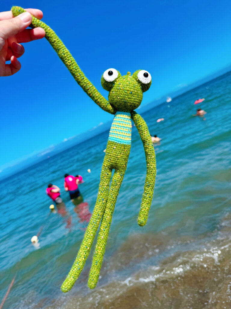 北欧カラー 長い手足のふわふわカエルくん 癒しのあみぐるみ ゆるっと一緒にお出かけ♪ 推し活ぬい撮りにも インテリア